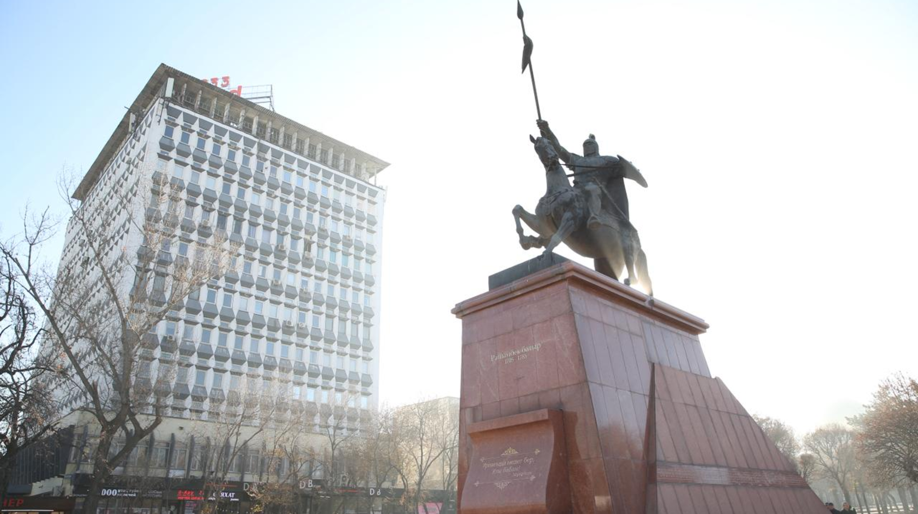 Алматы әкімі Пушкин көшесінің бойындағы аумақты көріктендіру барысымен танысты