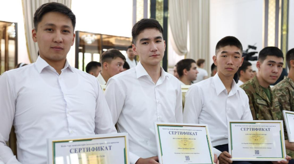 "Kúz-2024" áskerı qyzmetshileri myńnan astam bilim granttaryn aldy