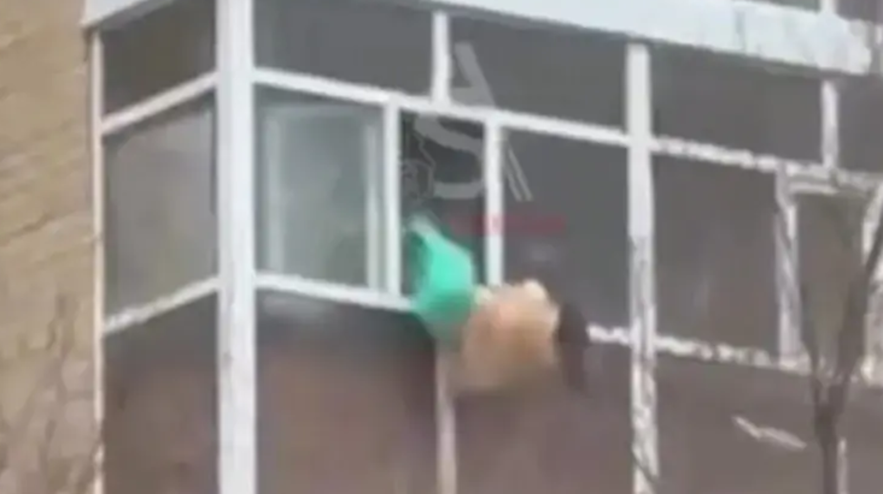 Астанада 27 жастағы әйел терезеден құлап кете жаздады