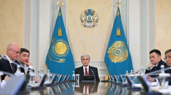 Toqaev óńirlik júk avıahabtaryn damytý jóninde keńes ótkizdi