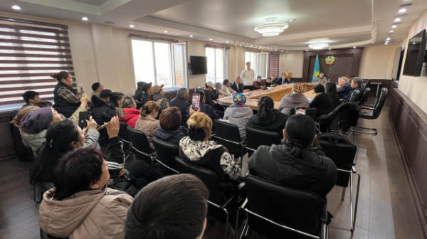 Almaty ákiminiń orynbasary jer telimderin satyp alý boıynsha ótemaqy máselesi jóninde Alataý aýdanynyń turǵyndarymen kezdesti