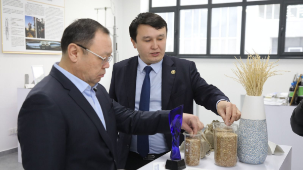 Almaty qalasy ákiminiń orynbasary Abzal Núkenov QazUÝ-niń ǵylymı áleýetimen tanysty