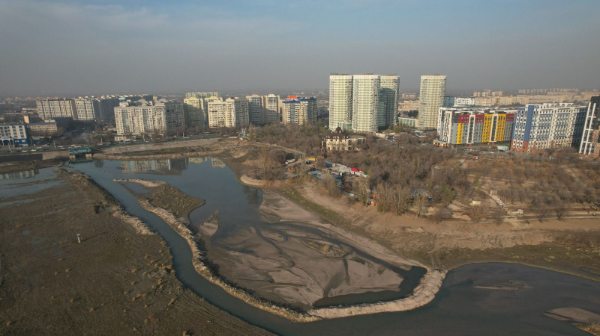 Almatyda Saıran kólindegi ponton kópirler sý deńgeıiniń tómendeýine baılanysty jyl saıyn qysta alynady