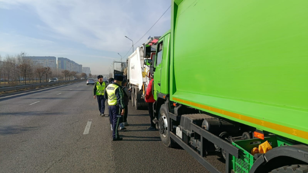 Almatyda aýa lastanýyn azaıtý jospary aıasynda qoqys shyǵaratyn arnaıy tehnıkany baqylaý kúsheıtildi