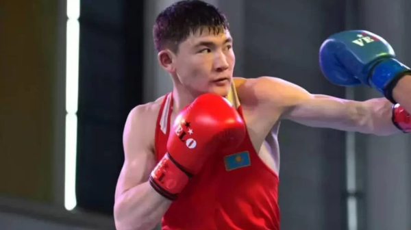 Qazaqstandyq boksshy Ertýǵan Zeınýllınov qarsylasyn tas-talqan etip jeńdi  