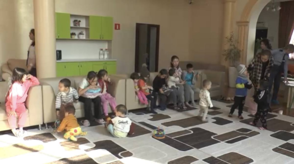 الماتىدا پوليسەيلەر داعدارىس ورتالىعىنداعى بالالارعا قىسقى كيىمدەر سىيلادى  