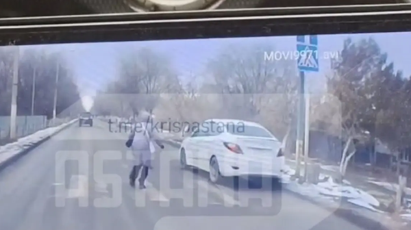 Ақтөбеде жаяу жүргіншілер жолағынан өтіп бара жатқан 6 жастағы қызды көлік қақты (ВИДЕО)