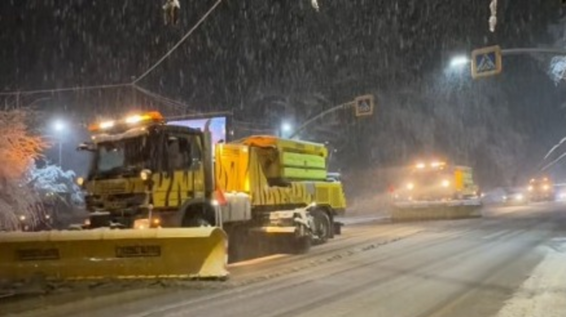 Almatyda taýly aýmaqtarda jaýǵan qardan keıin túngi ýaqytta jolǵa kóktaıǵaqqa qarsy qospa sebildi