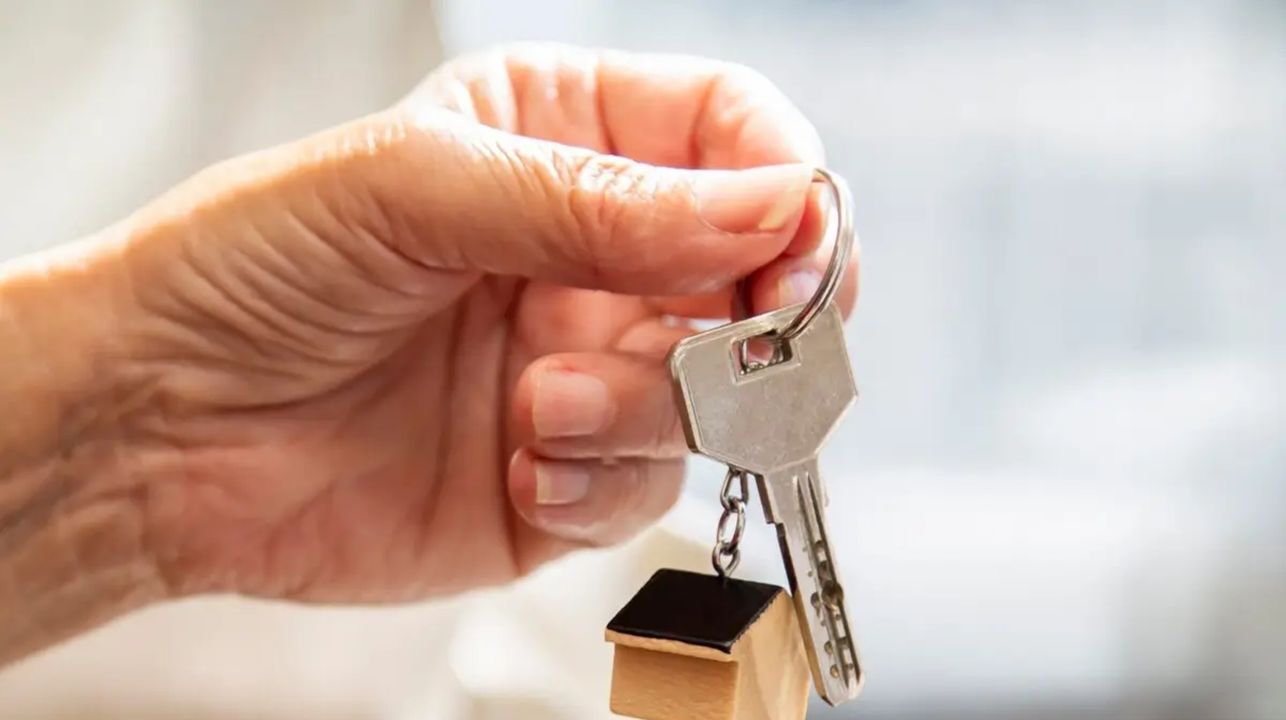 Aqtóbede "baspana alyp beremin" degen jeleýmen kópbalaly kelinshekti aldaǵan áıel sottaldy