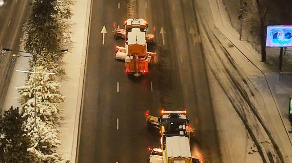 Qalyńdyǵy 35 santımetrge jetti: Almatyda qalyń qar jaýdy 