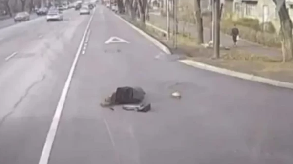 الماتىدا اۆتوبۋس جۇرگىزۋشىسى تەلەفونعا الاڭداپ، 18 جاستاعى قىزدى قاعىپ كەتتى