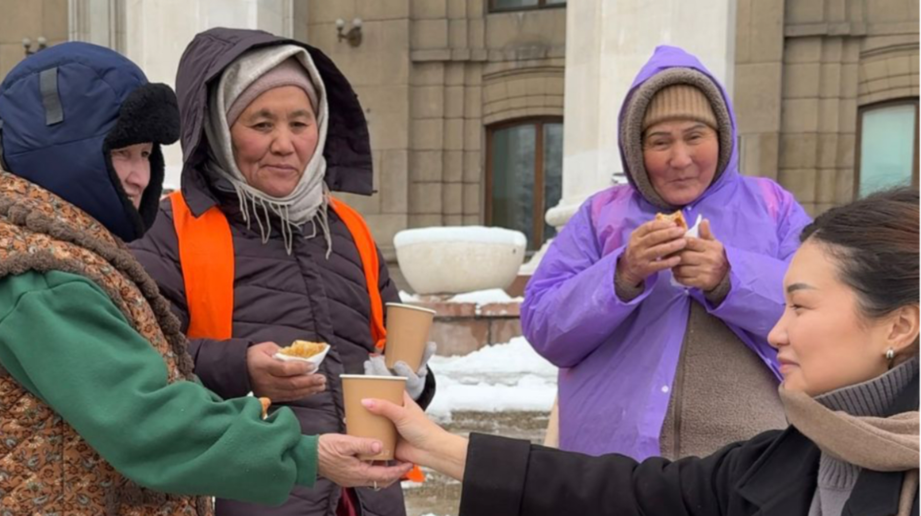 Almatyda qar jaýǵan kúni Qoǵamdyq damý ortalyǵy komýnaldyq qyzmetkerlerge kómek qolyn sozdy