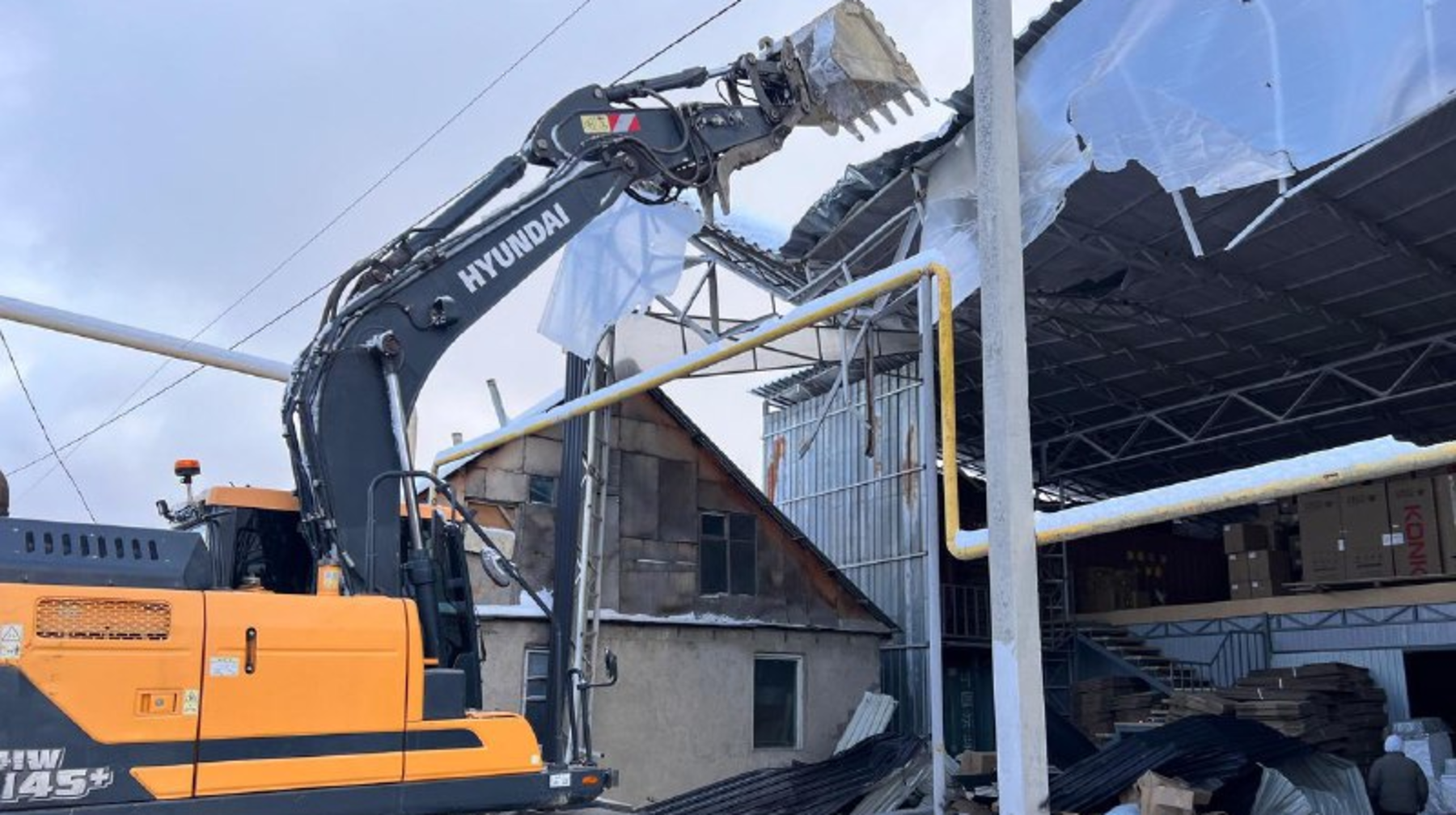 Almatyda zańsyz salynǵan eki qabatty ǵımarat buzylyp jatyr