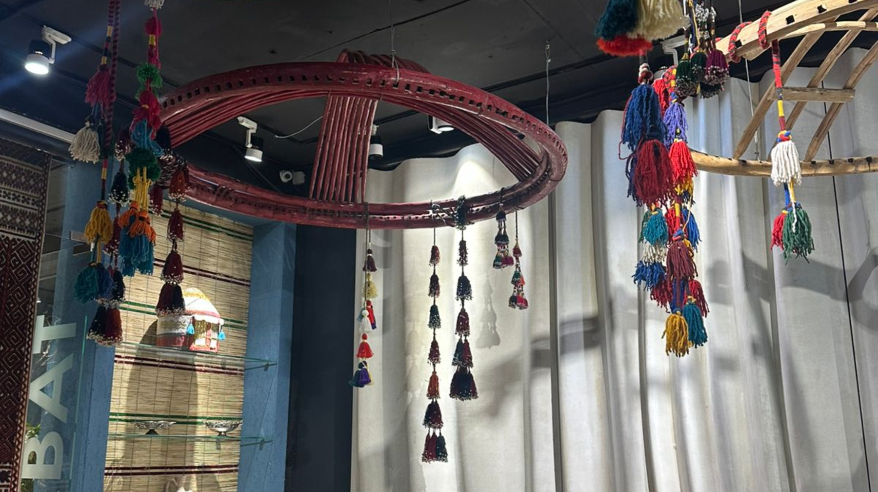 Шаңырақ, текемет және Абай даналығы Salben Group кеңсесінде заманауи стильмен үйлесім тапқан