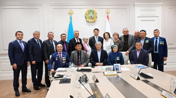 الماتى اكىمى 1986 جىلعى جەلتوقسان وقيعاسىنا قاتىسۋشىلارمەن كەزدەستى