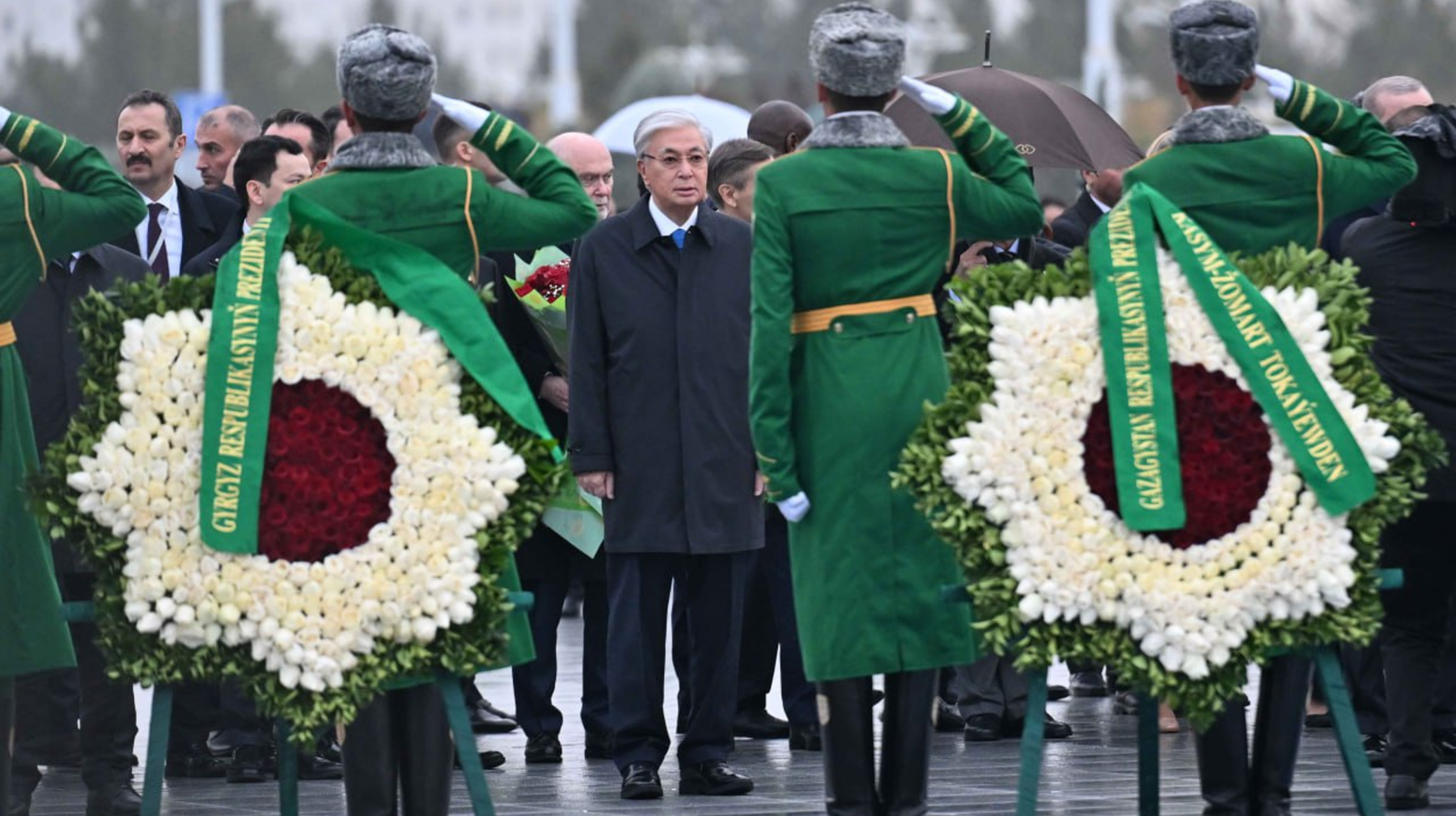 Memleket basshysy Beıtaraptyq monýmentine gúl shoǵyn qoıdy