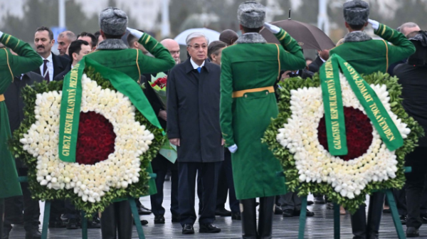 Мемлекет басшысы Бейтараптық монументіне гүл шоғын қойды