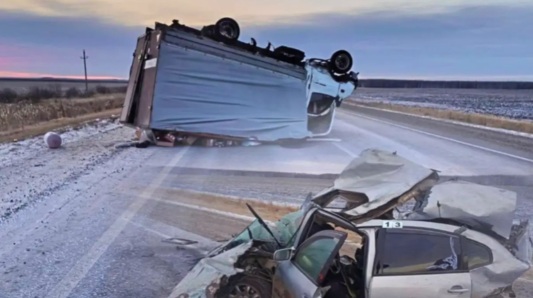 СҚО-да жеңіл көлік пен екі жүк көлігі соқтығысты