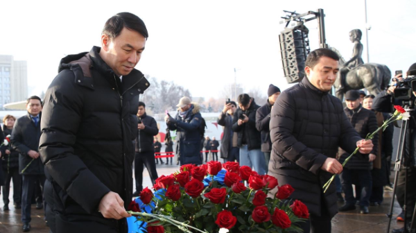 الماتى اكىمى “تاۋەلسىزدىك” مونۋمەنتىنە گۇل شوقتارىن قويدى