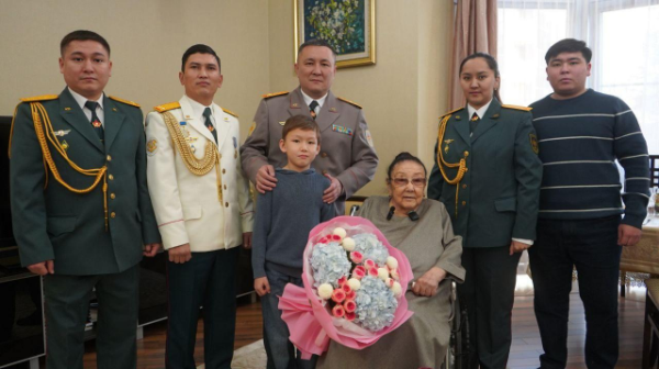 الماتىدا اسكەري قىزمەتشىلەر بيبىگۇل تولەگەنوۆانى تۋعان كۇنىمەن قۇتتىقتادى