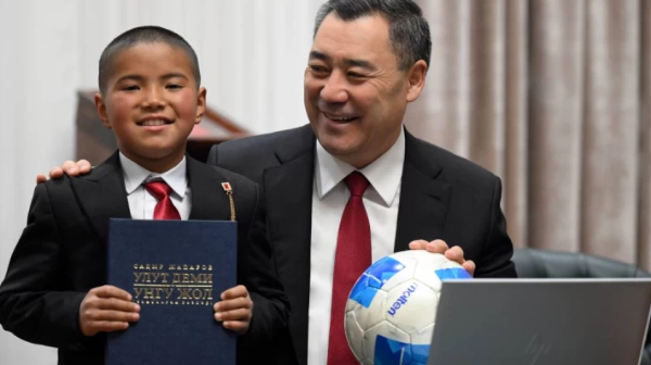 Садыр Жапаров 4 сынып оқушысына  телефонын сыйлады