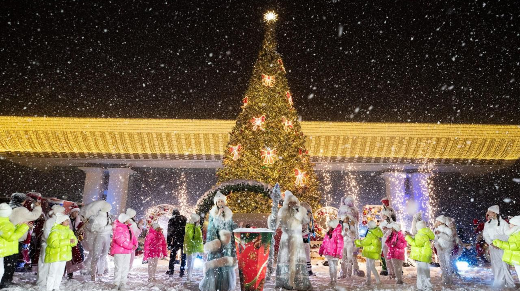 Almaty qalasynyń barlyq aýdandarynda jańa jyldyq shyrshalardyń shamdary bir mezgilde jaǵylady