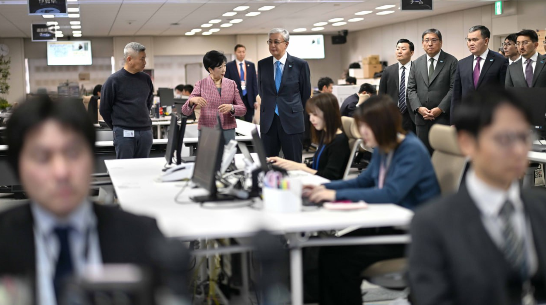 پرەزيدەنت توكيونىڭ توتەنشە جاعدايلار جونىندەگى احۋالدىق ورتالىعىن ارالاپ كوردى