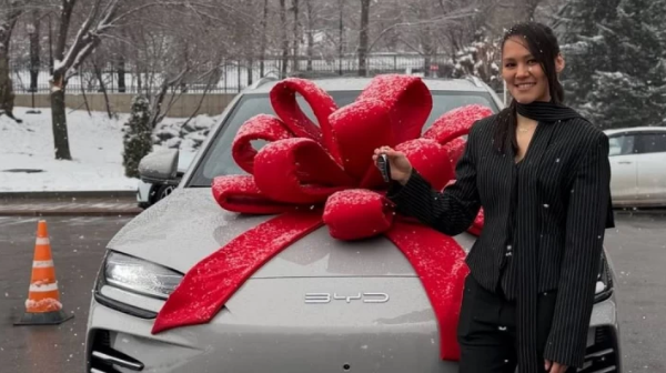 الماتىنىڭ بوكس فەدەراسياسى الەم چەمپيونى الۋا بالقىبەكوۆاعا اۆتوكولىك سىيلادى