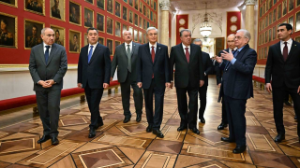 Президент Тоқаев ТМД саммитіне қатысушы мемлекеттер басшыларымен бірге Эрмитажды аралады