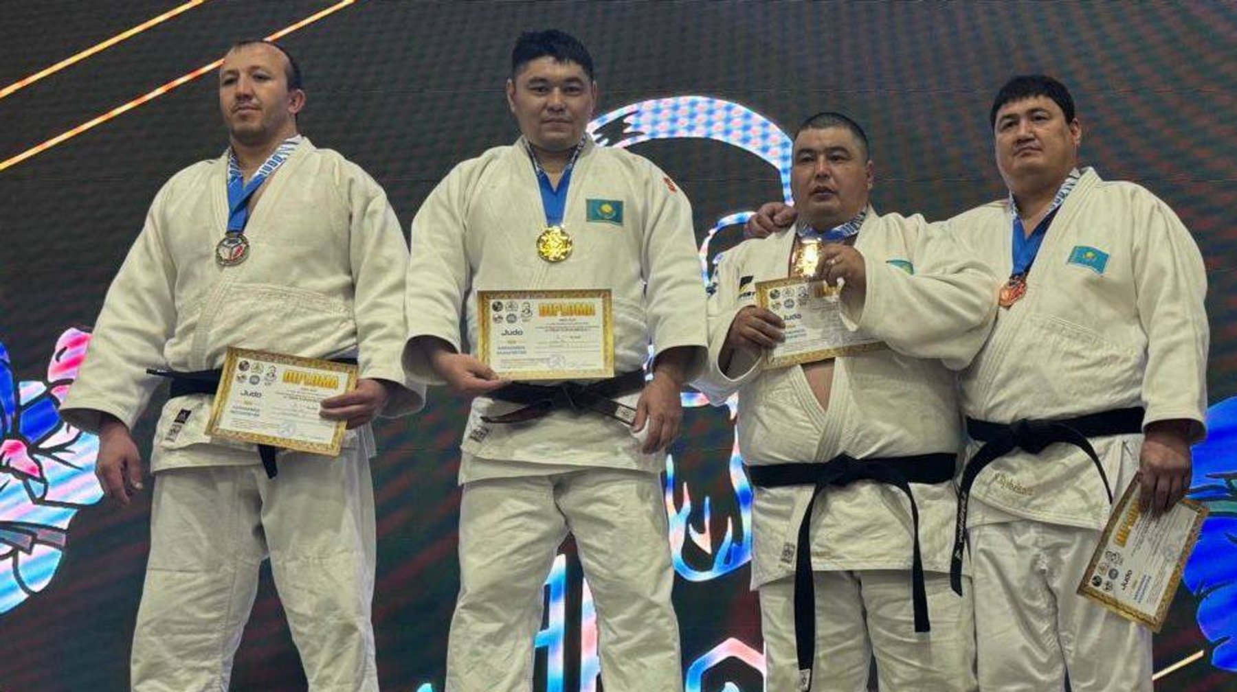 Polısıa qyzmetkerleri Azıa kýboginde úzdikter qatarynan tabyldy  