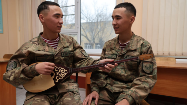 Егіз сарбаздар: Ұлттық ұланда биыл екінші рет ерекше оқиға тіркелді