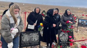 Ақтаудағы ұшақ апаты: қаза болғандардың туыстары Қазақстанға келді