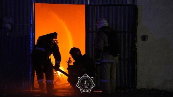 Алматыда қойма өртеніп, құтқарушылар қызыл жалынмен түні бойы алысты