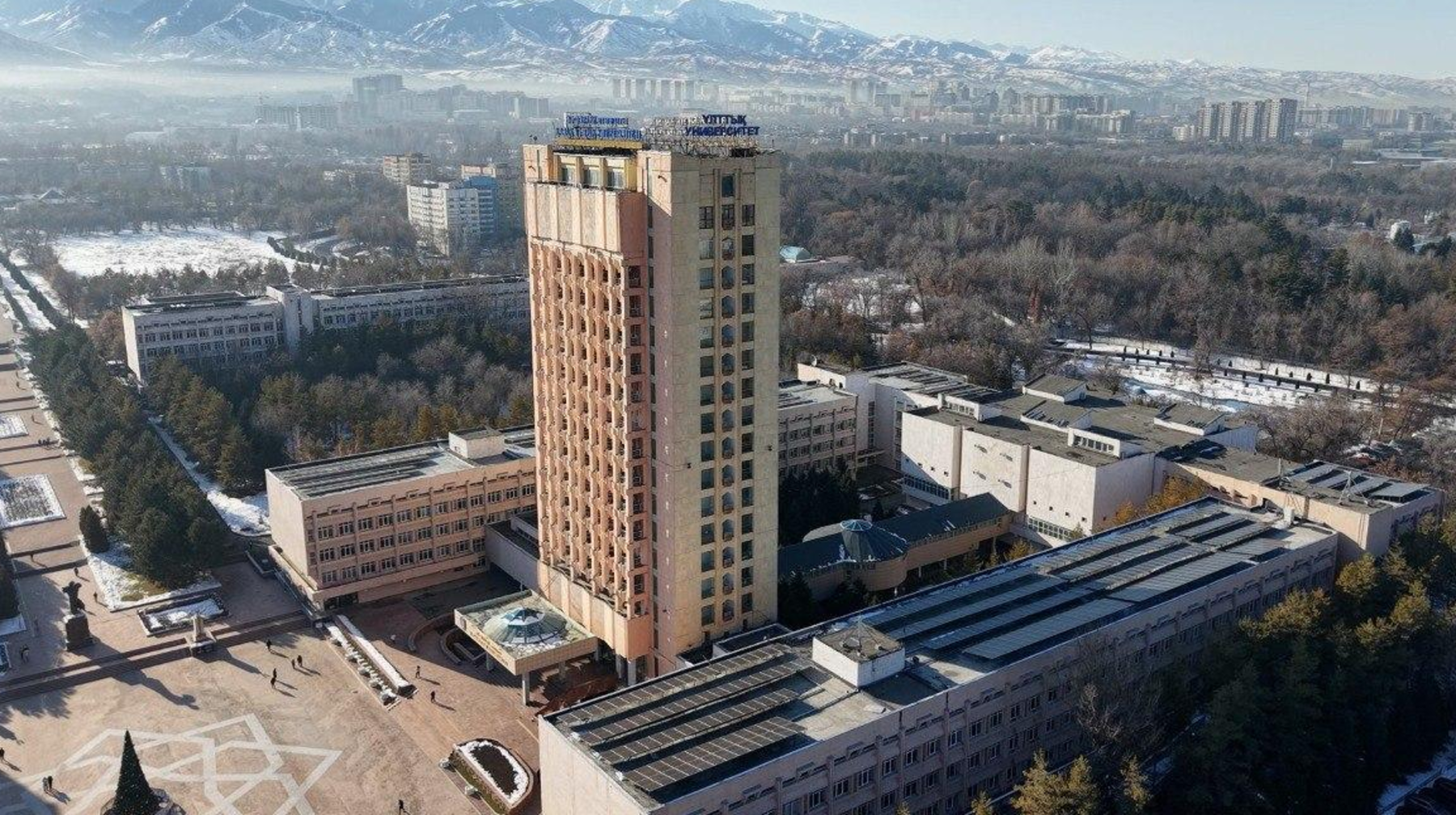 ҚазҰУ оқу корпустарының шатырына күн панельдері орнатылды