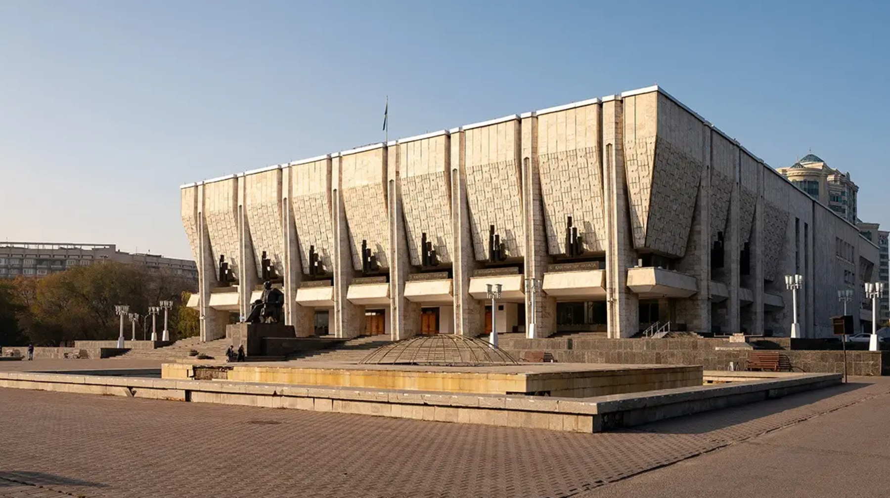 Алматыдағы Әуезов театрының реконструкциясы тоқтады ма? Министрлік жауап берді