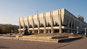 Аида Балаева Мұхтар Әуезов театрын  мерейтойымен құттықтады