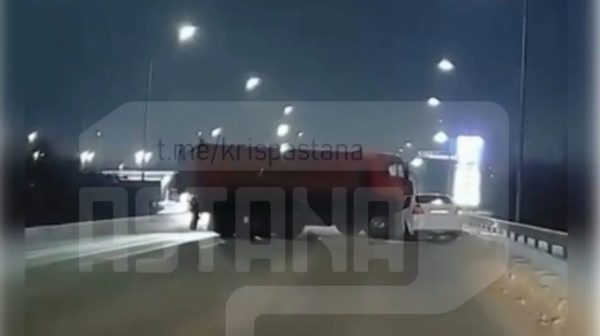 Қарағандыда КамАЗ жеңіл көлікті "жапырып" өтті (ВИДЕО)