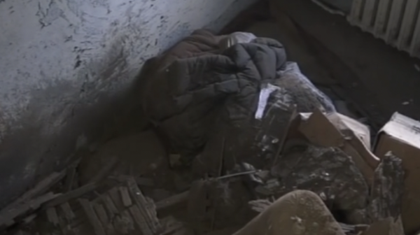 Temirtaýda eki qabatty turǵyn úıdegi páterdiń birinde tóbe opyrylyp tústi.