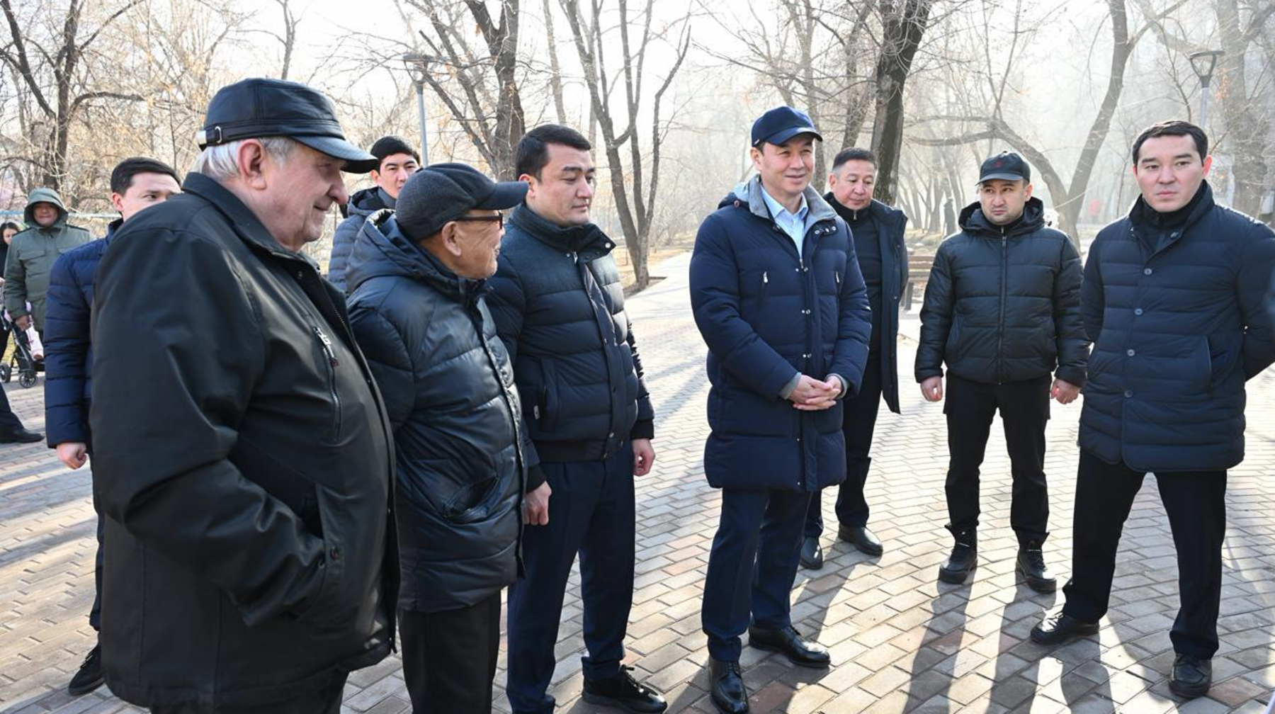 Алматы әкімі Есен Дүйсенов көшесінің бір бөлігін көріктендіру жобасымен танысты