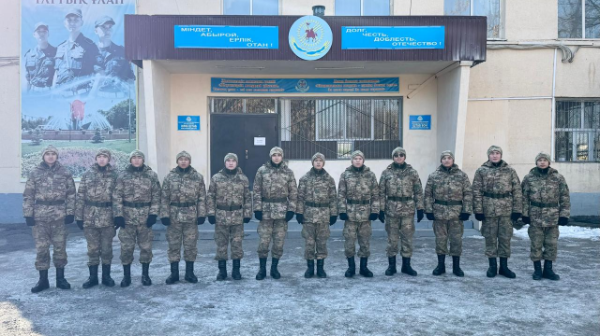 Bir synyptan bir sapqa: Shymkentte 12 synyptas áskerı boryshyn birge ótep jatyr