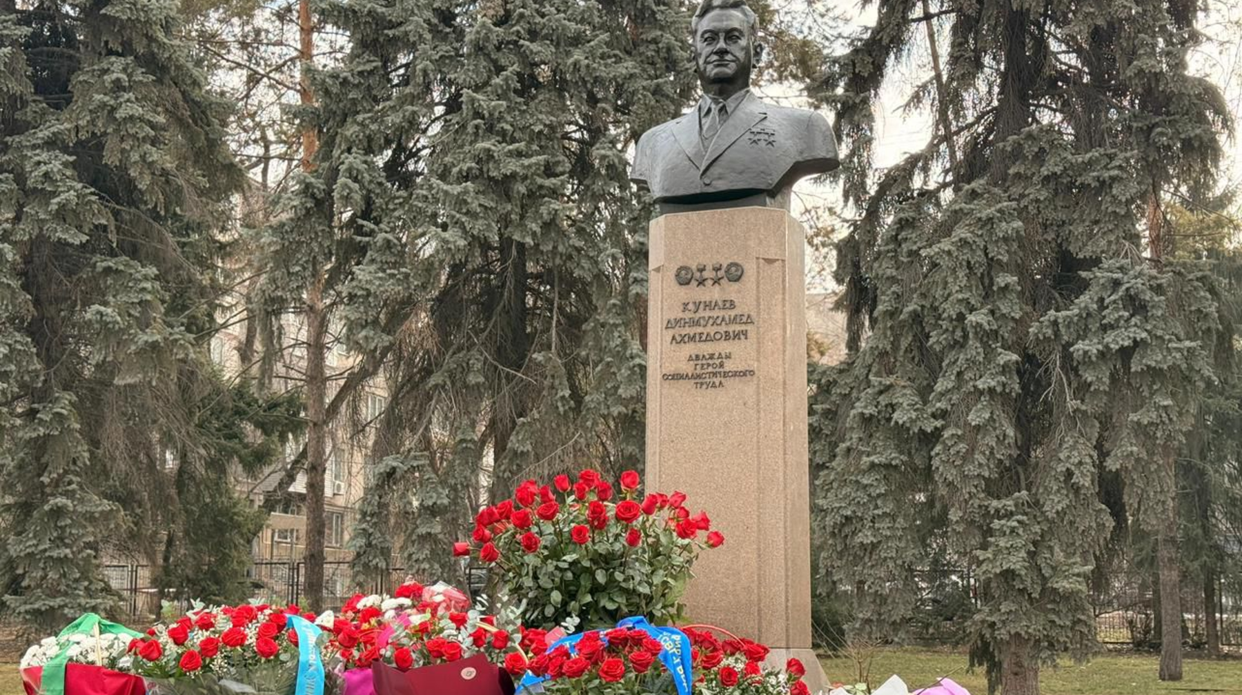 Алматыда Дінмұхамед Қонаевтың 114 жылдығына орай ескерткішке гүл қою рәсімі өтті