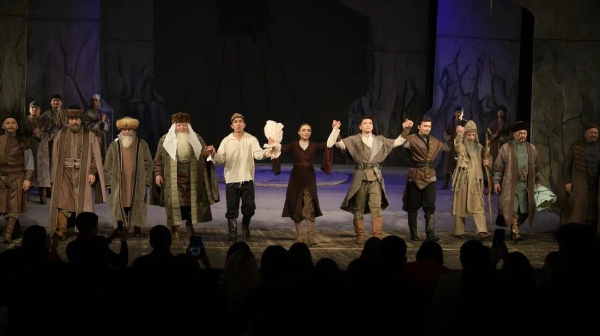 Áýezov teatrynyń 100 jyldyǵyna oraı «Eńlik – Kebek» spektakli qoıyldy