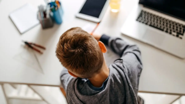 Astanada ekinshi aýysymdaǵy oqýshylardyń kóbi qashyqtan oqýǵa kóshti