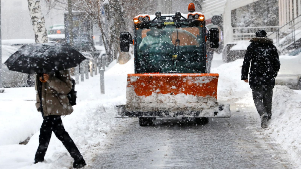 Almatynyń qalalyq qyzmeti qardyń jaýýyna jáne kúnniń kúrt sýytýyna daıyn