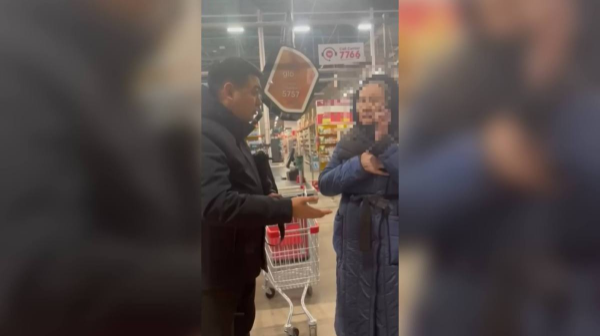 "Men onyń qyzymyn". Polıseıler zeınetkerdi aldap soqpaq bolǵan alaıaqtardy áshkereledi