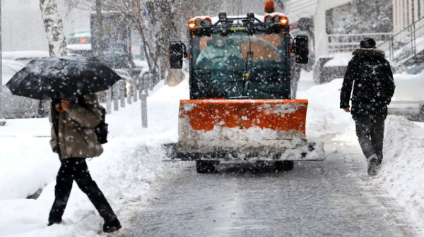 Almatyda 15 sm-den astam qar jaýǵannan keıin komýnaldyq qyzmet táýlik boıy jumys istep jatyr
