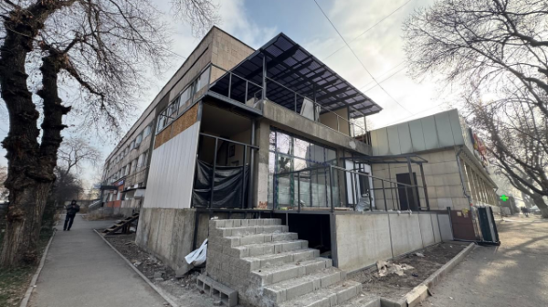 Almatyda kópqabatty turǵyn úıge zańsyz salynǵan kezekti qosalqy nysan súrildi