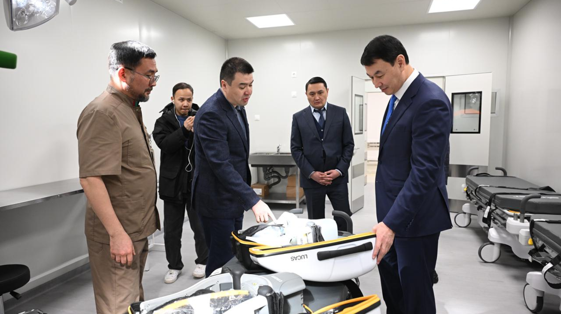 Darhan Satybaldy Almatydaǵy medısınalyq mekemelerdi jańǵyrtý barysymen tanysty