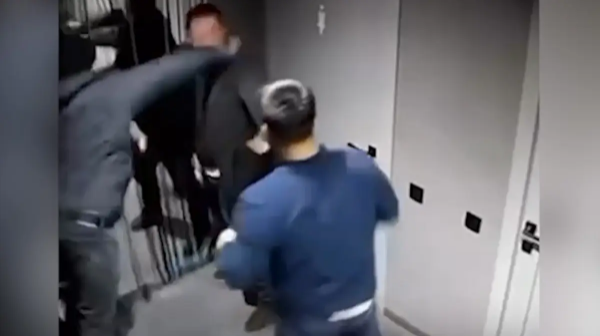 Атырауда түнгі клубта ер адам аяусыз соққыға жығылған