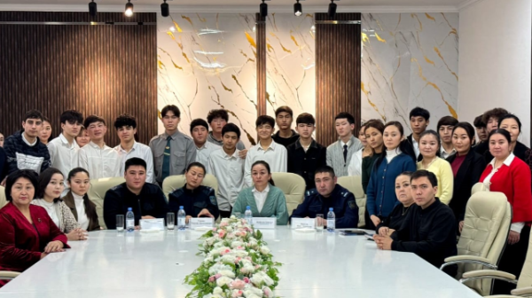 Almatylyq stýdentter "Zań men tártip" qaǵıdatyn telekópir formatynda talqylady